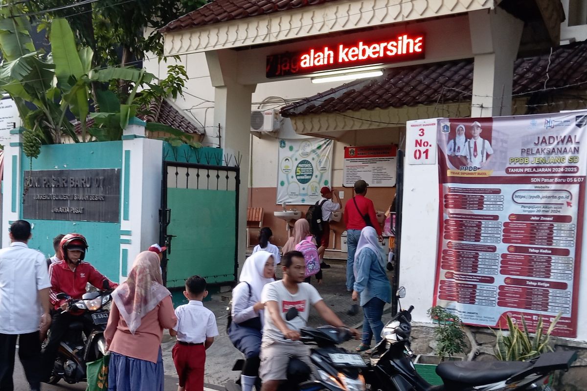 Suasana masuk sekolah hari pertama di SDN 05 dan 07 Pasar Baru, Jakarta Pusat, Senin (8/7/2024)