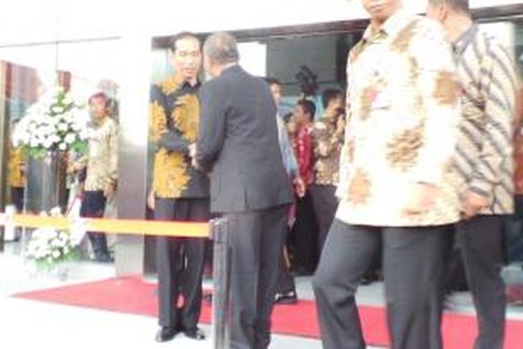 Presiden Joko Widodo bersalaman dengan Ketua KPK Agus Rahardjo seusai acara peresmian gedung baru KPK, di Jakarta, Selasa (29/12/2015).