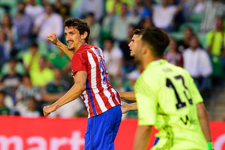 Bek Atletico Madrid asal Montenegro, Stefan Savic, merayakan gol ke gawang Real Betis pada pertandingan La Liga di Stadion Benito Villamarin, Minggu (14/5/2017). 