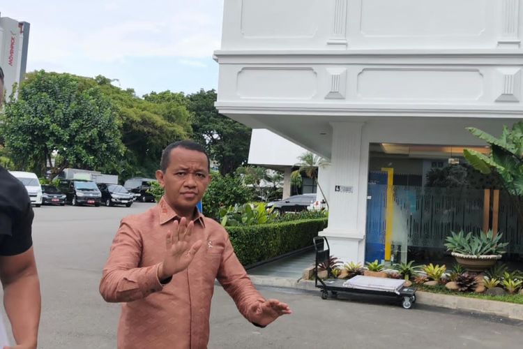 Menteri ESDM Bahlil Lahadalia merapat ke Kompleks Istana, Jakarta, Rabu (26/11/2025)