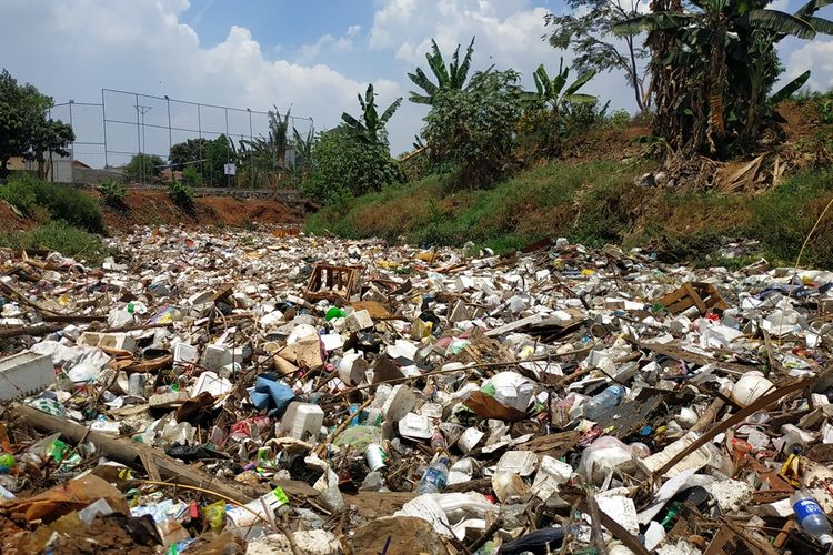 Tumpukan sampah sepanjang 200 meter memenuhi aliran Kali Jambe, Desa Satriajaya, Tambun Utara, Kabupaten Bekasi, Rabu (30/10/2019).
