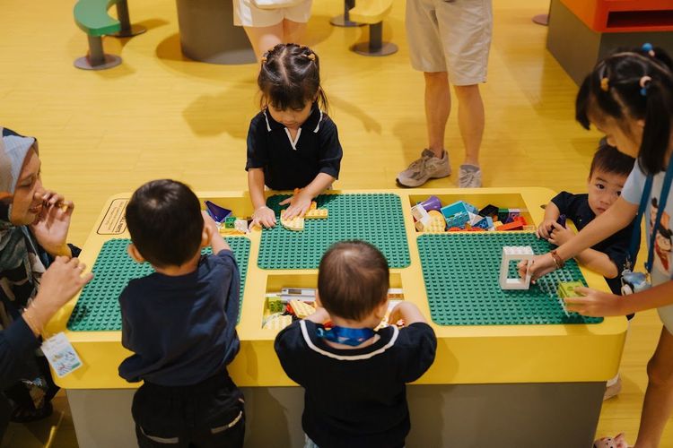 Ilustrasi anak bermain sambil belajar.