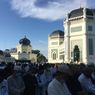 Umat Islam Memadati Masjid Raya Medan, Jaga Jarak Sulit Dilakukan