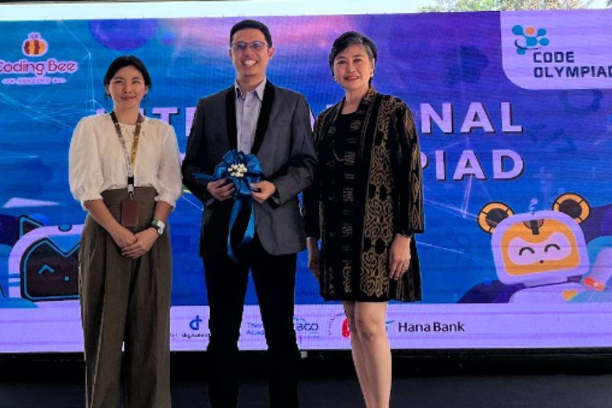 Dari kiri ke kanan: Chief Executive Officer (CEO) Coding Bee Academy Catherine Alimsyah, Team Leader for Basic Digital Skills, Centre for Digital Literacy, Kementerian Komunikasi dan Digital (Komdigi) Fahrizal Lukman Budiono, serta Presiden Yayasan Cheshire Indonesia Barbara Speirs.  
