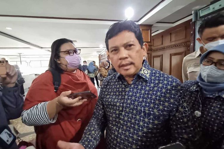 Direktur Utama BPJS Ali Ghufron Mukti diwawancarai awak media usai menghadiri penyerahan penghargaan Universal Health Coverage (UHC) di Gedung Gradhika Bhakti Praja, Selasa (20/12/2022).