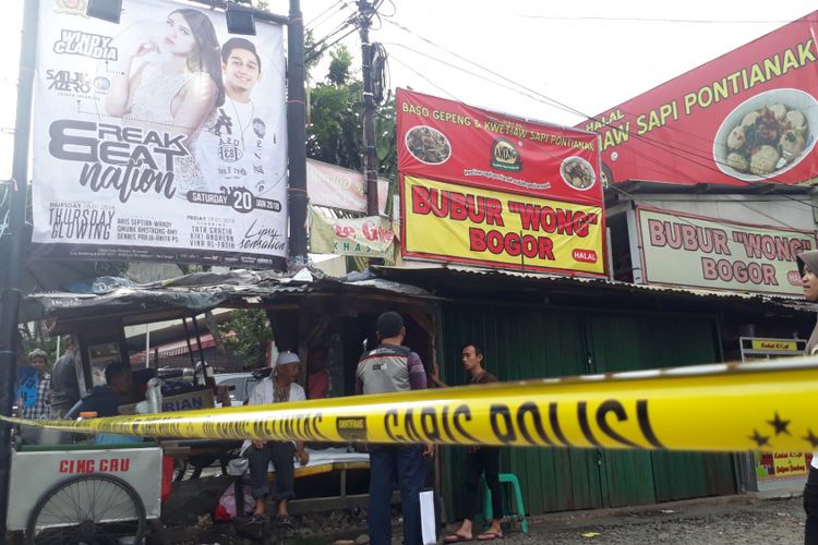 Garis polisi dipasang di lokasi insiden keributan yang berujung tertembaknya seorang kader Partai Gerindra bernama Fernando Alan Joshua Wowor, di tempat hiburan malam Lips Club Bogor, Sabtu (20/1/2018). 