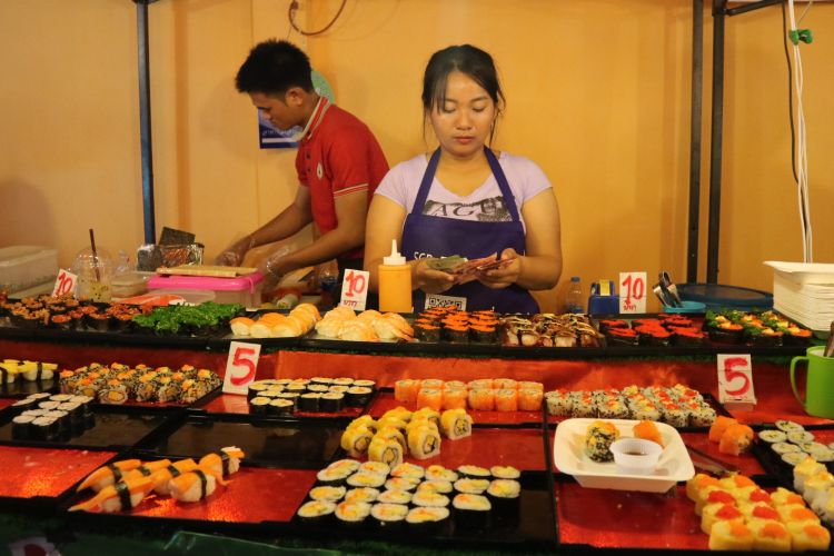 Ragam kuliner street food yang dijual di night market, Chiang Mai, Thailand.