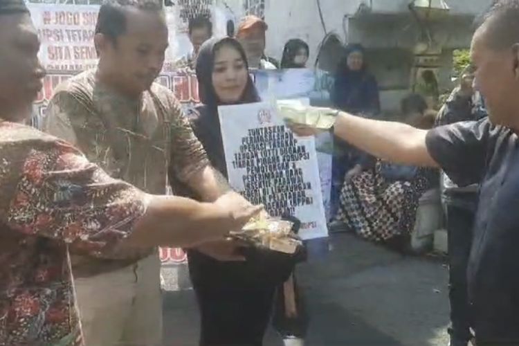 Massa saat kumpulkan uang untuk antarkan Bupati Sidoarjo penuhi panggilan KPK, Senin (6/5/2024).