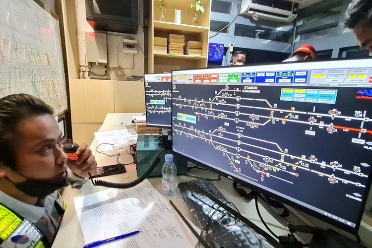 Seorang petugas tengah mengecek sistem persinyalan dan telekomunikasi Lintas Stasiun Cikarang-Stasiun Cikampek yang selesai diupgrade. Kini sistem persinyalan mereka menggunakan SiLSafe 4000.