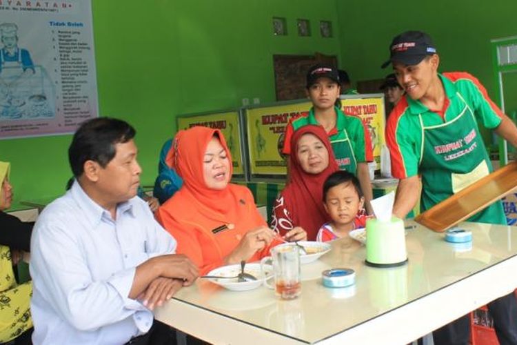 Warung kupat tahu Khuphat Thahu Borobudur, Kabupaten Magelang, Jawa Tengah, banyak dikunjungi pelanggan.