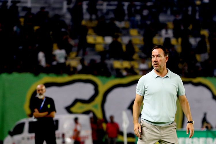 Pelatih PSIM Yogyakarta  Jean-Paul van Gastel asal Belanda yang memimpin tim mengarungi Super League 2025-2026.