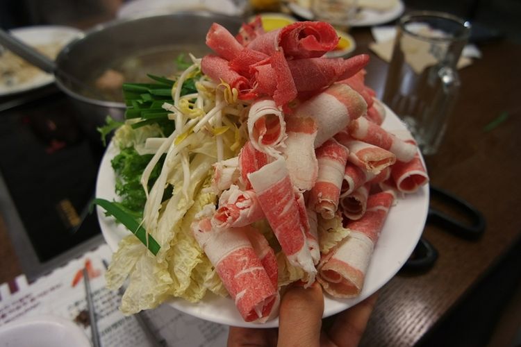 Ilustrasi hidangan shabu-shabu untuk keluarga. 