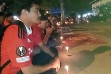 Duduk Bersila, Ratusan Anggota Komunitas Pencinta Sepak Bola Baubau Doakan Korban Tragedi Kanjuruhan