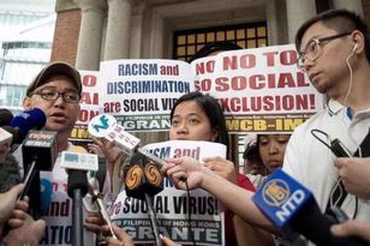 Juru bicara organisasi buruh migran Asia, Eman Villanueva (bertopi) memberikan keterangan kepada media setelah Pengadilan Banding Hongkong menetapkan PRT asing tidak diperkenankan mengajukan izin tinggal tetap di bekas jajahan Inggris itu.