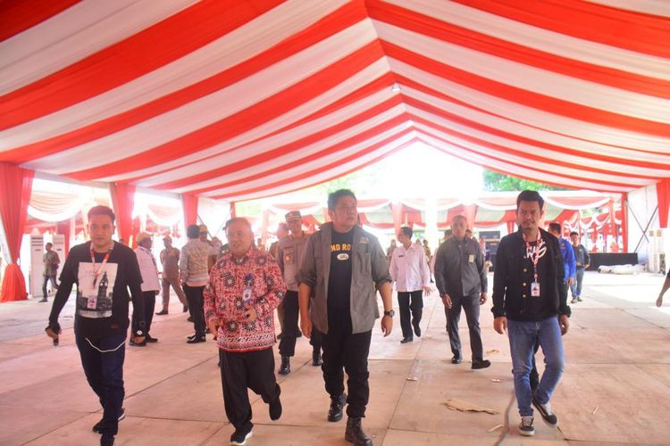 Gubernur Sumatera Selatan (Sumsel) Herman Deru saat meninjau lokasi acara Harganas ke-30 yang dipusatkan Halaman Kantor Bupati Banyuasin, Senin (3/7/2023).
