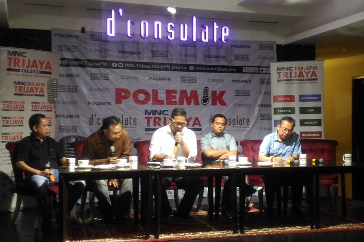 (Kiri-kanan) Neta S Pane (IPW), Sigit Pamungkas (Netgrit), Moderator, Gun gun Heryanto, dan Priyo Budi Santoso (BPN) dalam diskusi bertajuk Jelang Debat Siapa Hebat di Jakarta, Sabtu (12/1/2019).    
