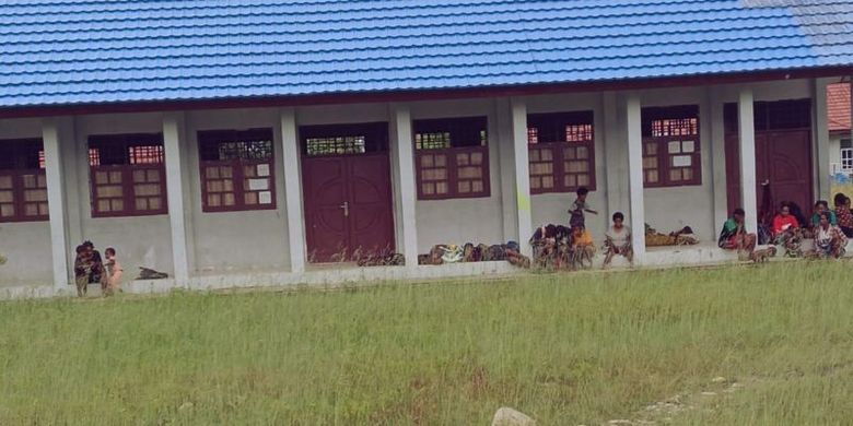 Warga Nduga memilih untuk tinggal sementara di gedung sekolah pasca kontak senjata TNI/Polri dengan OPM.