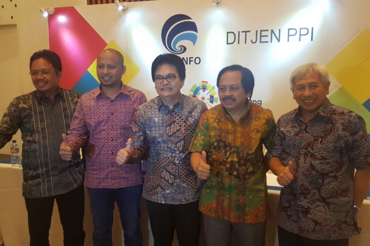 Kiri-kanan: Direktur Pemasaran Telkomsel, Sukardi Silalahi; Ketua Umum APJII, Jamalul Izza; Dirjen PPI Kominfo, Ahmad M. Ramli; Ketua ATSI sekaligus Direktur Utama Smartfren, Merza Fachys; Wakil Direktur Utama Hutchison Tri, Danny Buldansyah, Rabu (20/12/2017), dalam konferensi pers di Hotel Le Meridien, Jakarta.