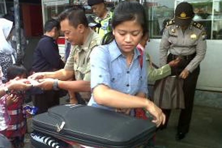Satpol PP dan polisi dari Polresta Malang, Jawa Timur, saat melakukan razia kepada para penumpang di terminal Arjosari Malang, Rabu (18/9/2013). Razia tersebut bentuk antisipasi terjadinya aksi terorisme.