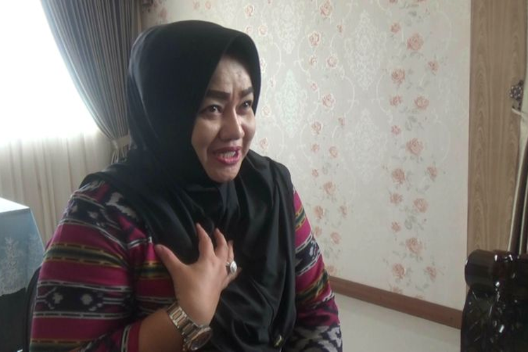 Kepala Desa Siti Kholifah meyakini ayamnya dicuri, dan ia mengaku sudah menjajaki penyelesaian kasus ini lewat kekeluargaan.