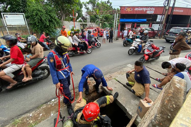 Seorang pencuri handphone di Jalan Gongseng Raya, RW 011 Kelurahan Cijantung, Kecamatan Pasar Rebo, Jakarta Timur, dipergoki warga pada Minggu (22/5/2022) pagi. Pencuri itu kemudian masuk gorong-gorong. Damkar turun tangan.