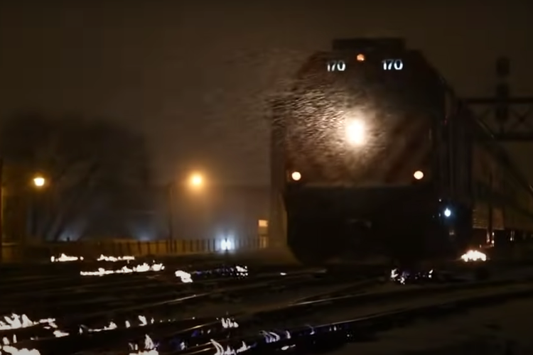 kereta lewat di atas rel yang terbakar