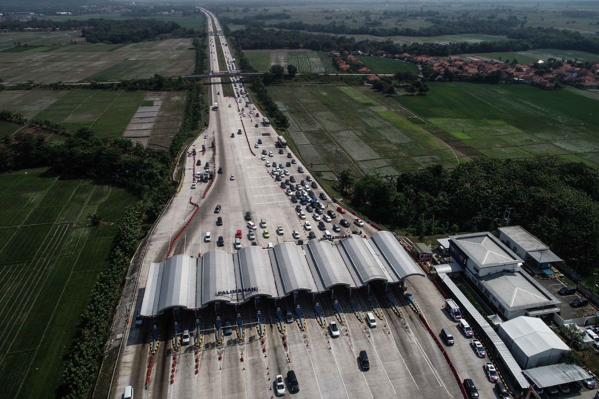 Kendaraan pemudik dari arah Jakarta melewati gerbang tol palimanan di Jawa Barat, Minggu (2/6/2019). Sistem satu arah atau one way mulai diterapkan di jalan tol Jakarta-Cikampek hingga tol Batang-Semarang di Jawa Tengah pada H-6 Lebaran 2019, Kamis (30/5).