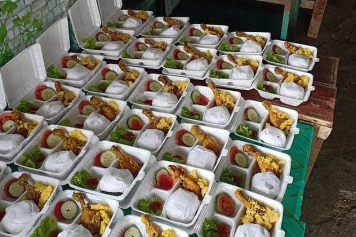 Menjadi ibu rumah tangga tak menghalangi Erni Susana (37) untuk meraih kesuksesan berbisnis. Sambil mengurus dua anaknya, Erni membuka kedai di rumahnya dengan menyediakan jajanan khas Bandung, Jawa Barat seperti seblak, bakso aci, chuanki batagor dan lain sebagainya.