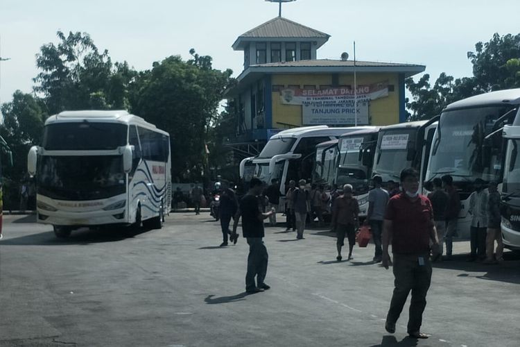 Suasana Terminal Tanjung Priok, Jakarta Utara menjelang pembatasan oeprasional Bus AKAP, Selasa (4/5/2021).