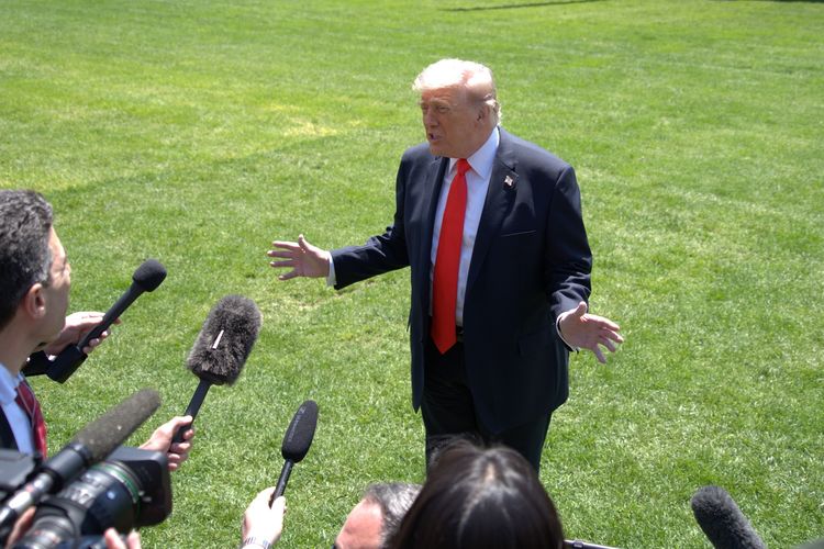 Trump Bantah AS Kehabisan Amunisi di Perang Iran, Pasokan Sedang Dikirim