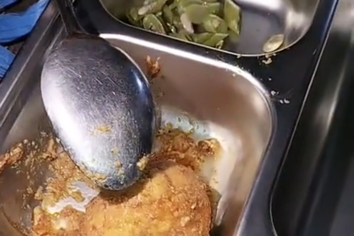 Belatung berwarna putih ditunjukkan menggunakan sendok oleh siswa SMAN 3 Pamekasan pada menu MBG, Jumat (19/9/2025)