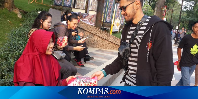 Salah Satu Distro  Tertua di  Malang  Bagikan Takjil Kaos  
