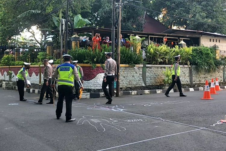 Ditlantas Polda Metro Jaya kembali menggelar olah tempat kejadian perkara (TKP) kasus tabrak lari di di Jalan Cengkir Raya arah barat, tepatnya di belakang Kantor Kelurahan Kelapa Gading Timur, Jakarta Utara, Jumat (26/3/2021).