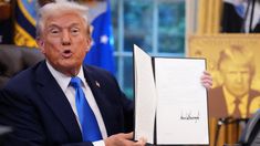 Gebrakan Baru Trump, Cantumkan Tanda Tangannya di Uang Kertas Dollar AS