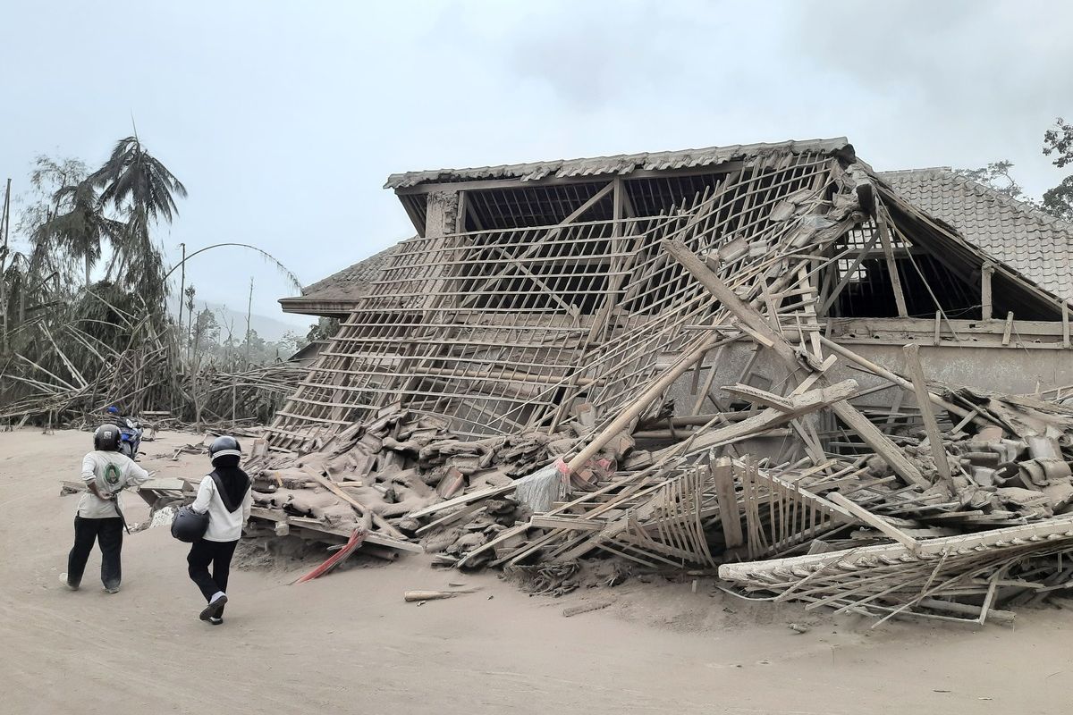 Kondisi permukiman warga di Desa Supit Urang, Kecamatan Pronojiwo, Kabupaten Lumajang yang tersampak awan panas guguran Gunung Semeru, Minggu (5/12/2021).