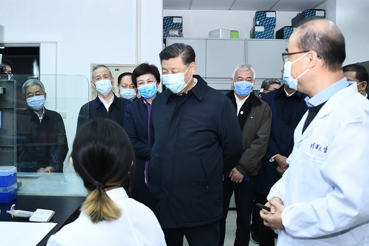 Foto yang diambil pada 2 Maret 2020 memperlihatkan Presiden China, Xi Jinping, mengunjungi Akademi Sains Medis Militer sekaligus Fakultas Kedokteran Universitas Tsinghua di Shenzhen, di mana Xi memonitor perkembangan vaksin virus corona, alat pemeriksaannya, sekaligus kecepatan dalam penangannya.