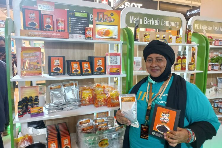 Pemilik brand Tek Neoni Yuniarti, bersama produk Dadak Black Rendang dalam Gebyat IKMA 2022, Jumat (9/12/2022)