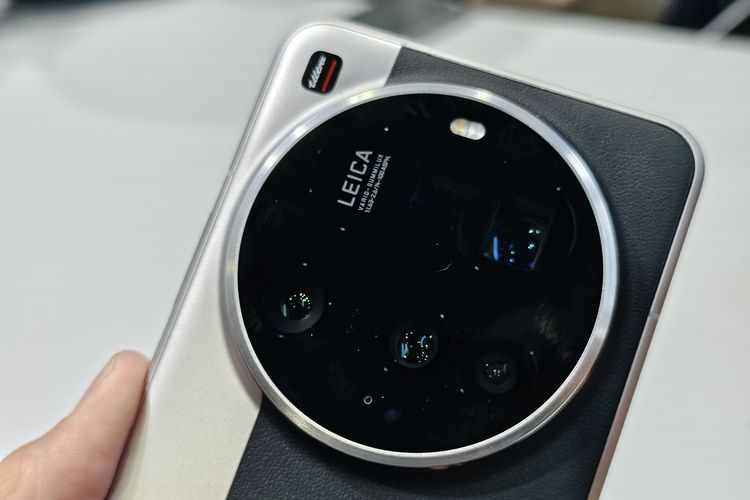 Xiaomi 15 Ultra dibekali empat kamera belakang yaitu kamera utama 50 MP, kamera telefoto 50 MP, kamera ultrawide 50 MP dan kamera periskop 200 MP