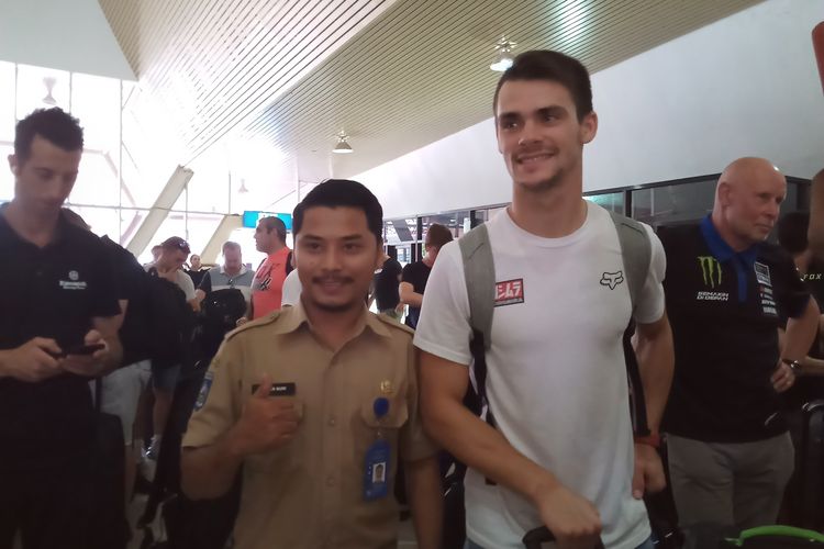 Tim Gajser saat di Bandara Sumbawa