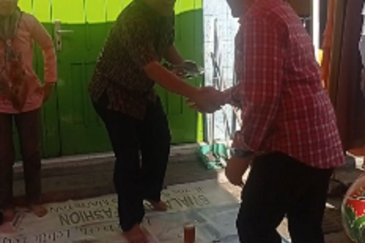 Dua calon bupati yang akan bertarung dalam Pilkada Kabupaten Magetan bertemu di car free day di Jalan Yos Sudarso, Kabupaten Magetan, Minggu (29/9/2024). Keduanya melakukan kampanye di hari ke empat dengan meyambangi kegiatan perekonomian yang dihadiri oleh ribuan masyarakat tersebut.