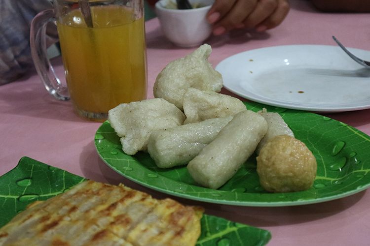 Aneka varian pempek ukuran kecil di Pempek Saga Sudi Mampir, Palembang.