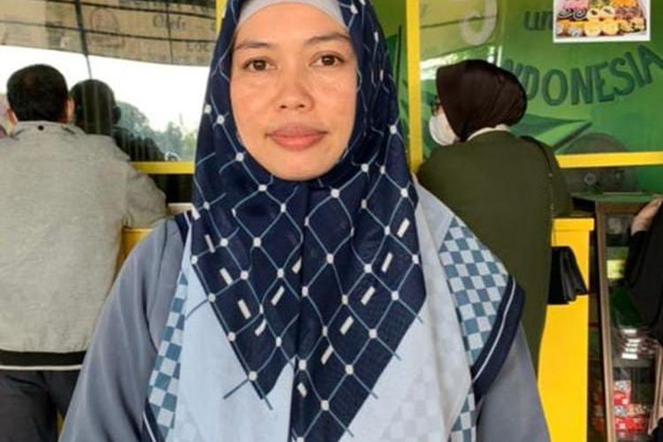 Nurhayati, perempuan berusia 34 tahun pemilik Donat Kampar Galesong.