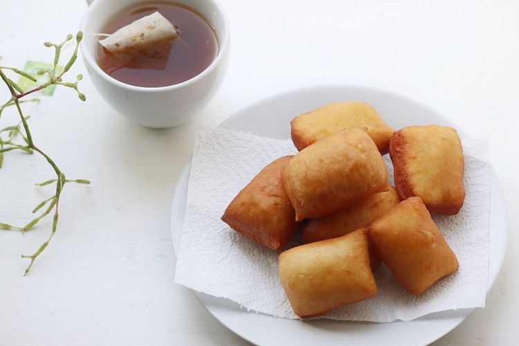 Odading, kuliner khas Bandung yang mirip jajanan Belanda bernama Oliebollen.