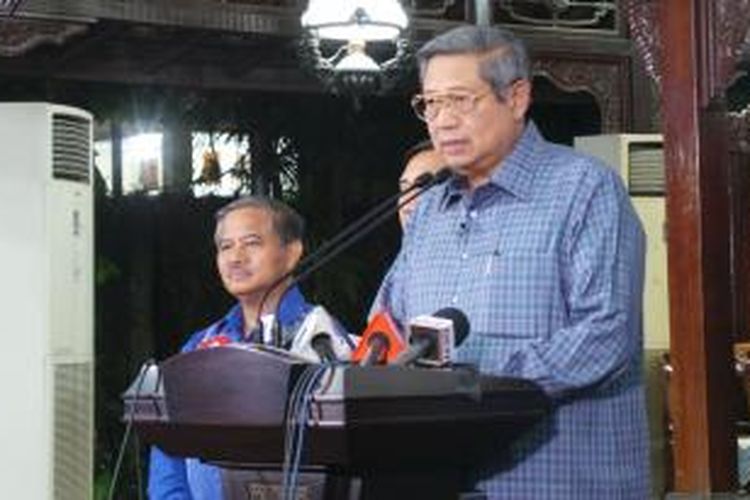 Ketua Umum Partai Demokrat Susilo Bambang Yudhoyono menyampaikan ucapan selamat kepada PDI-P, Partai Golkar, dan Partai Gerindra atas perolehan hasil hitung cepat di Cikeas, Bogor, Rabu (9/4/2014).