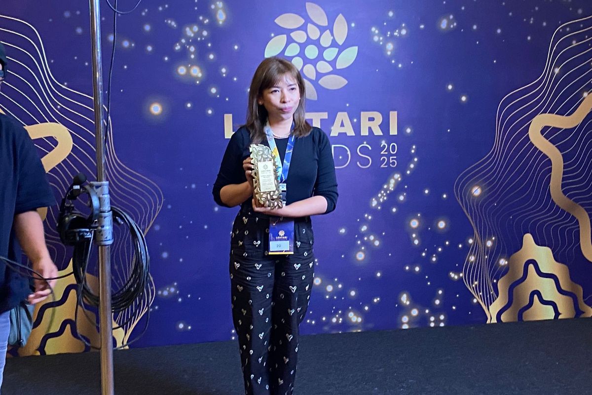 Head Corporate Communication Sustainability DEI PT Godrej Consumer Products Indonesia, W Radita, memegang piala Lestari Awards 2025, Kamis (2/10/2025). 