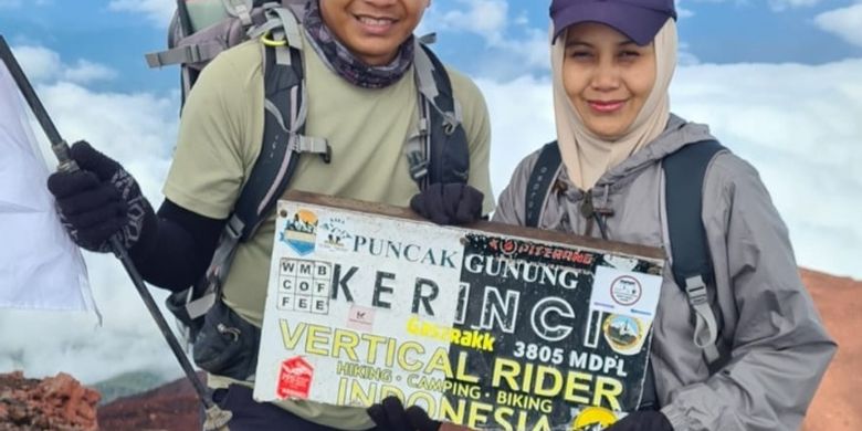 Daring Climber Takes Toddler to Summit of Indonesia’s Highest Volcano: Rudy Kukuh Setiawan’s Viral Video Sparks Controversy