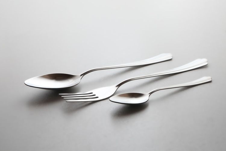Ilustrasi sendok dan garpu; ilustrasi peralatan makan