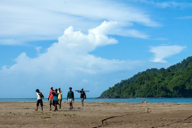 Pantai Bandealit, salah satu destinasi wisata di Jember, Jawa Timur. 