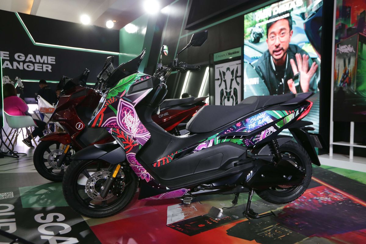 Motor listrik Alva One x Never Too Lavish (NTL) dipamerkan di Indonesia International Motor Show (IIMS) 2023 di JIExpo, Kemayoran, Jakarta Pusat, Minggu (19/2/2023).