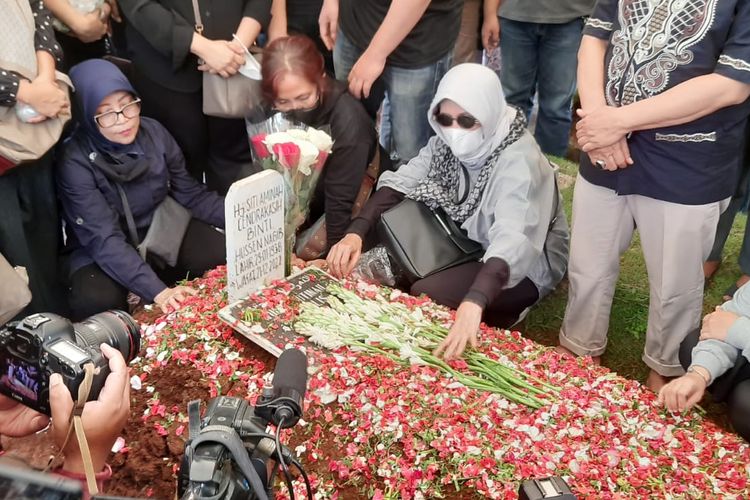 Jenazah aktris peran Aminah Cendrakasih, pemeran Mak Nyak dalam Si Doel Anak Sekolahan dimakamkan di TPU Karet Bivak, Jakarta Pusat pada Kamis (22/12/2022).